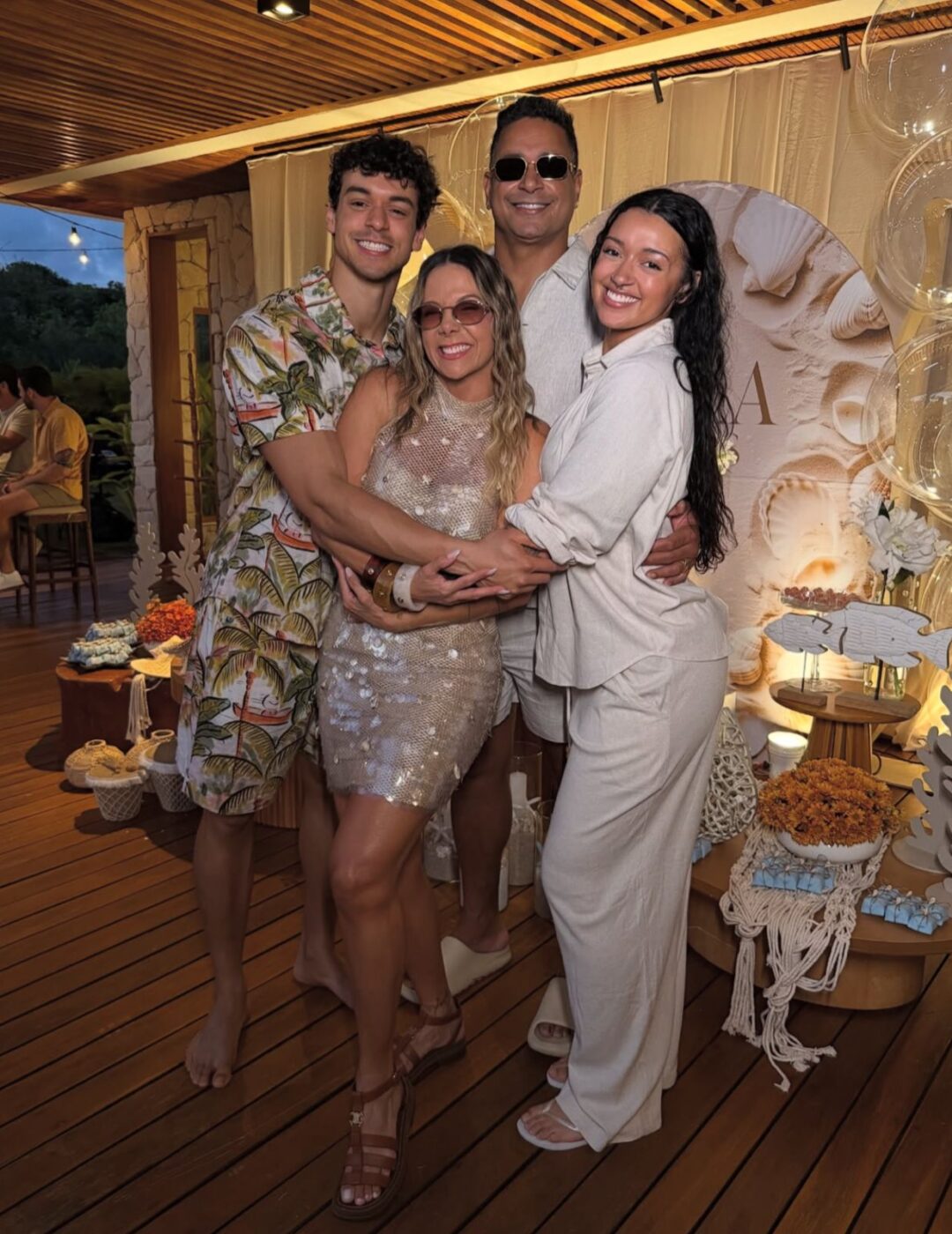 Carla Perez comemora aniversário em família na Praia do Forte; veja vídeo