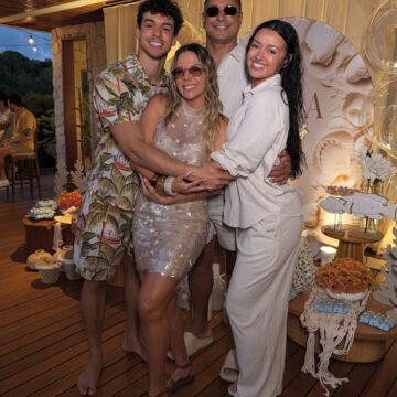 Carla Perez comemora aniversário em família na Praia do Forte; veja vídeo