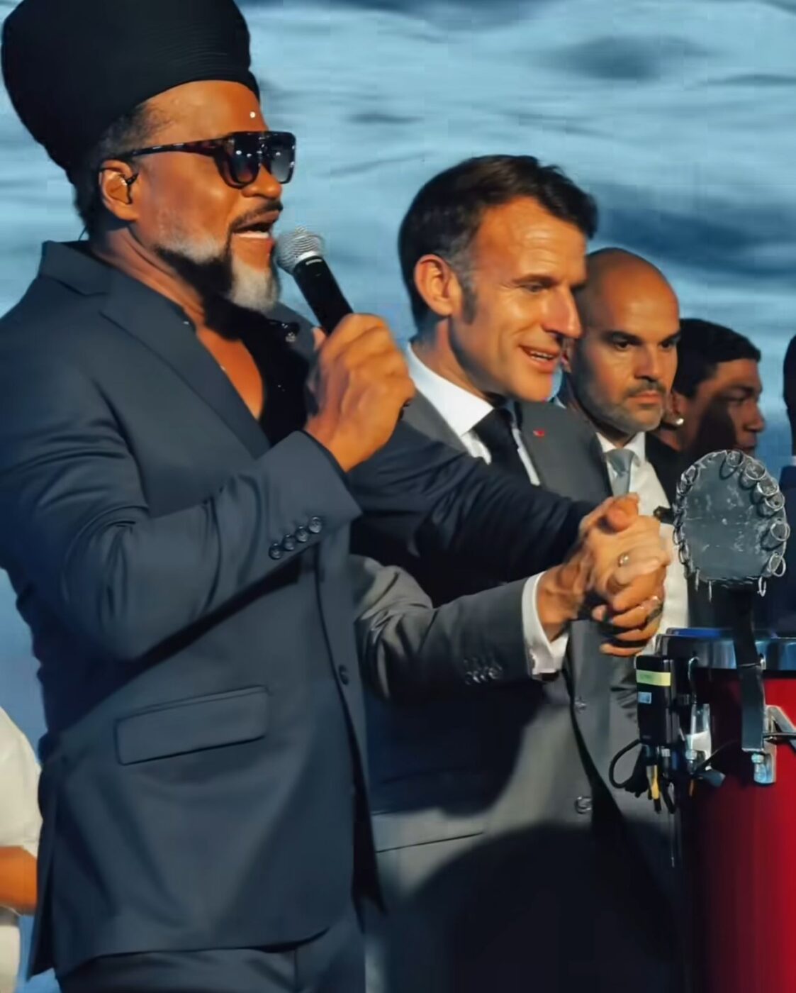 Carlinhos Brown canta para presidente da França durante festival em Salvador