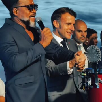 Carlinhos Brown canta para presidente da França durante festival em Salvador