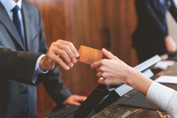 Novas regras para check-in e check-out em hotéis passam a valer em 15 de dezembro