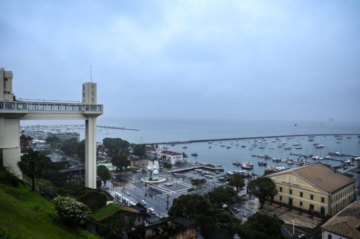 Com ventos fortes e instabilidade, frente fria muda o tempo em Salvador; veja previsão