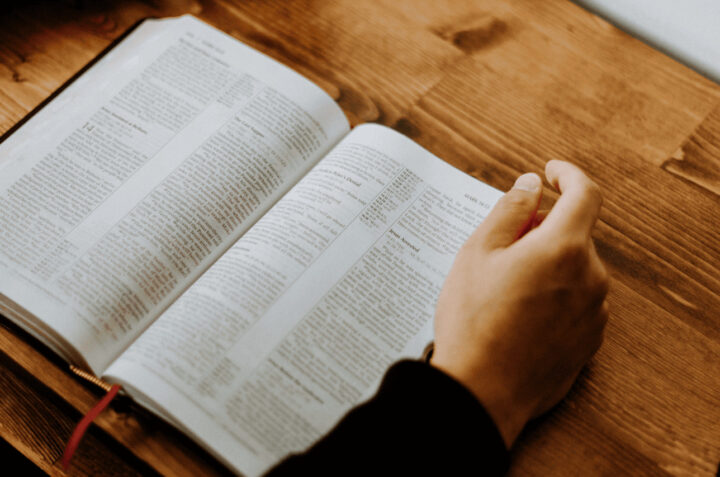 Lei que permite uso da Bíblia como recurso paradidático nas escolas é sancionada em Salvador