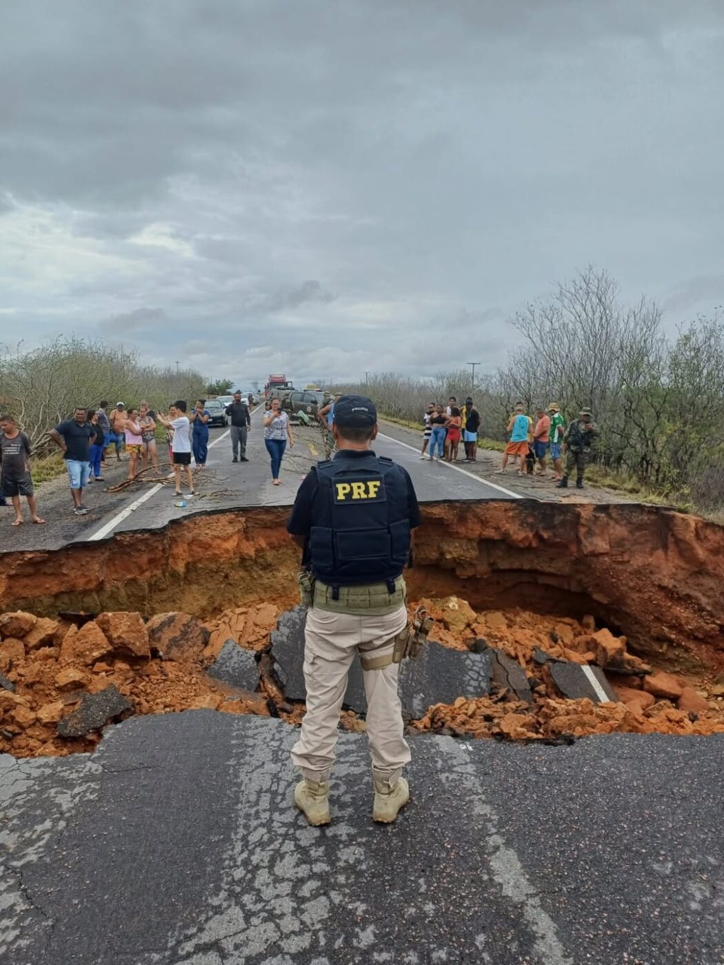 Após fortes chuvas, cratera se abre e interdita trecho da BR-116 na Bahia