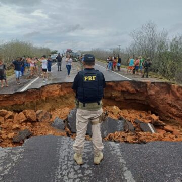 Após fortes chuvas, cratera se abre e interdita trecho da BR-116 na Bahia