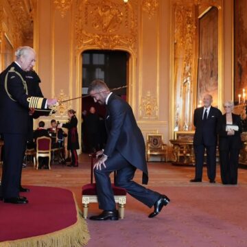 David Beckham é oficialmente nomeado cavaleiro pelo Rei Charles III