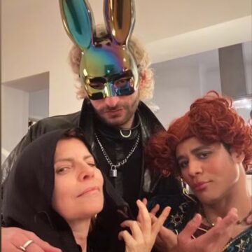 Débora Bloch curte festa de Halloween com o filho em Berlim