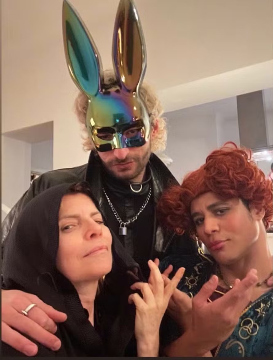 Débora Bloch curte festa de Halloween com o filho em Berlim