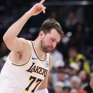 Veja a ‘caneta’ de Doncic e ponte aérea que coroaram vitória apertada dos Lakers sobre o Jazz