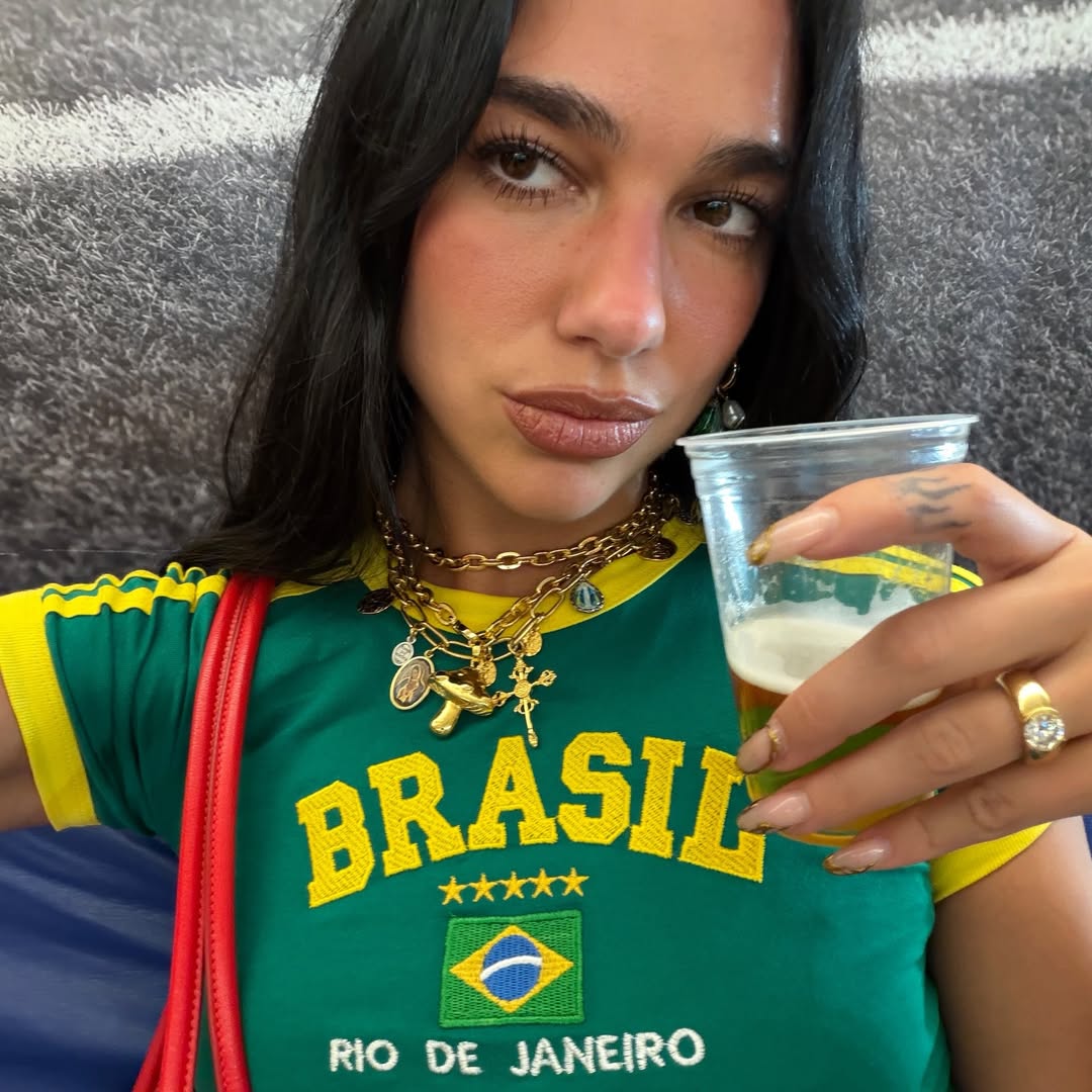 Farofa, cerveja e Cristo: Dua Lipa abre álbum de fotos no Rio de Janeiro