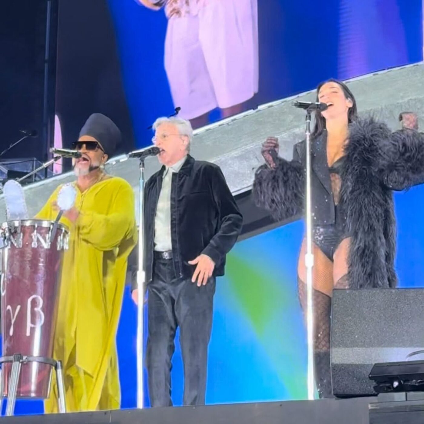 Dua Lipa canta com Caetano Veloso e Carlinhos Brown durante show em São Paulo