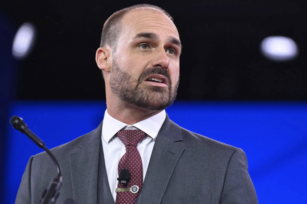 STF torna Eduardo Bolsonaro réu por coação após unanimidade em julgamento