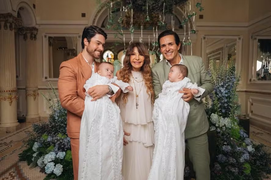 Elba Ramalho prestigia batizado de gêmeos de casal que contou com barriga solidária
