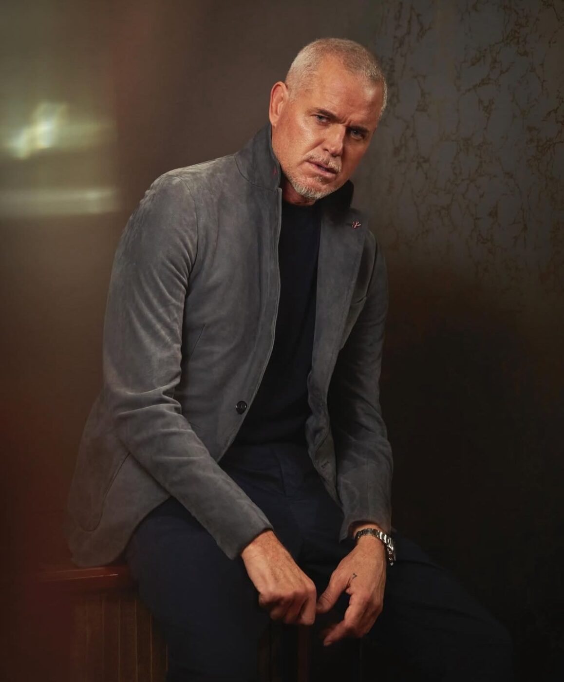 Diagnosticado com ELA, astro de ‘Grey’s Anatomy’ usa cadeira de rodas durante passeio em família