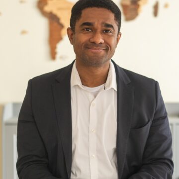 Diplomata e físico Ernesto Mané participa de bate-papo e noite de autógrafos em Salvador