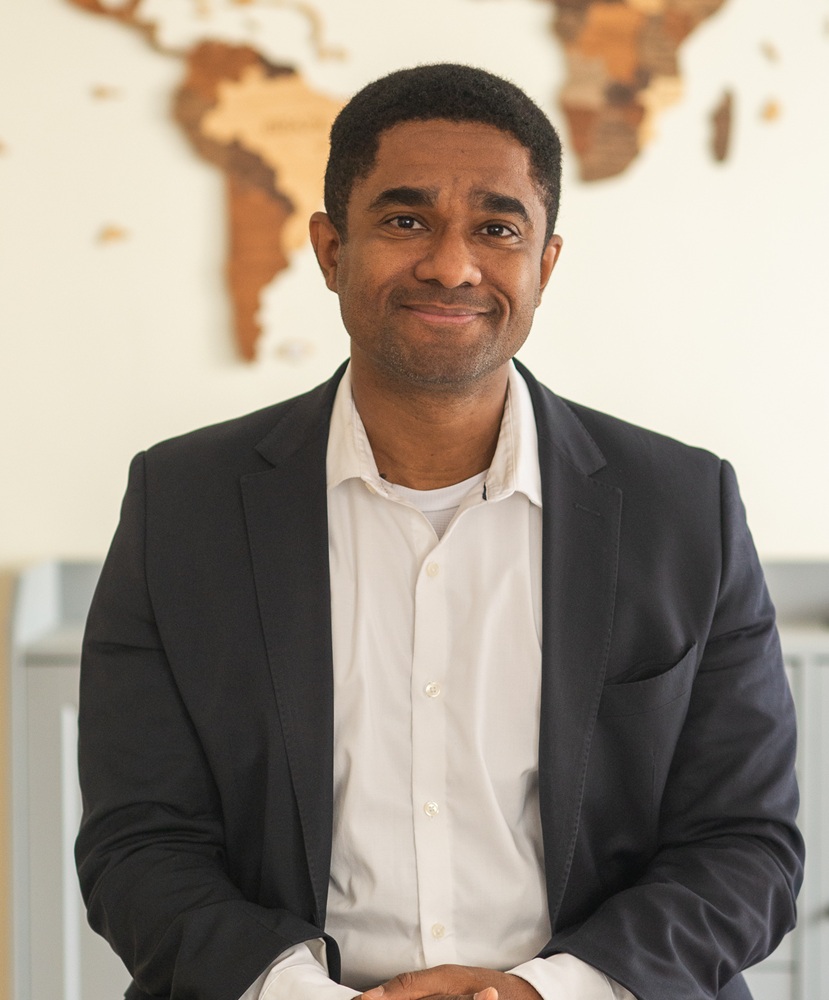 Diplomata e físico Ernesto Mané participa de bate-papo e noite de autógrafos em Salvador