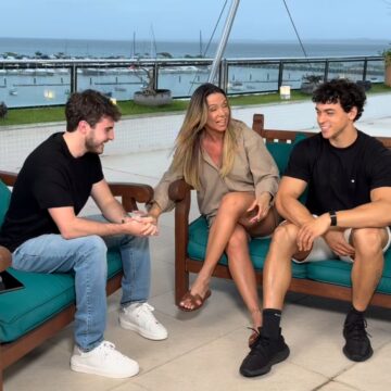 Filho de Gugu grava quadro do “Domingo Espetacular” com Carla Perez e Victor Alexandre em Salvador