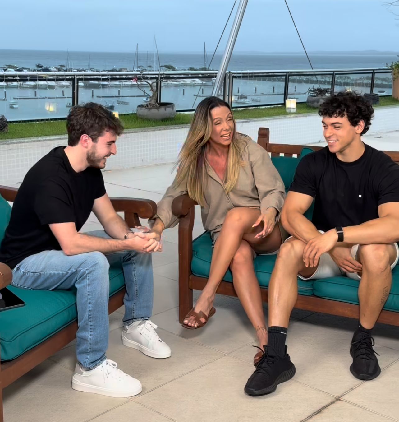 Filho de Gugu grava quadro do “Domingo Espetacular” com Carla Perez e Victor Alexandre em Salvador