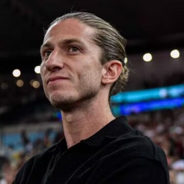 Isola! Filipe Luís faz gesto contra “mau-olhado” em coletiva e viraliza nas redes; veja vídeo