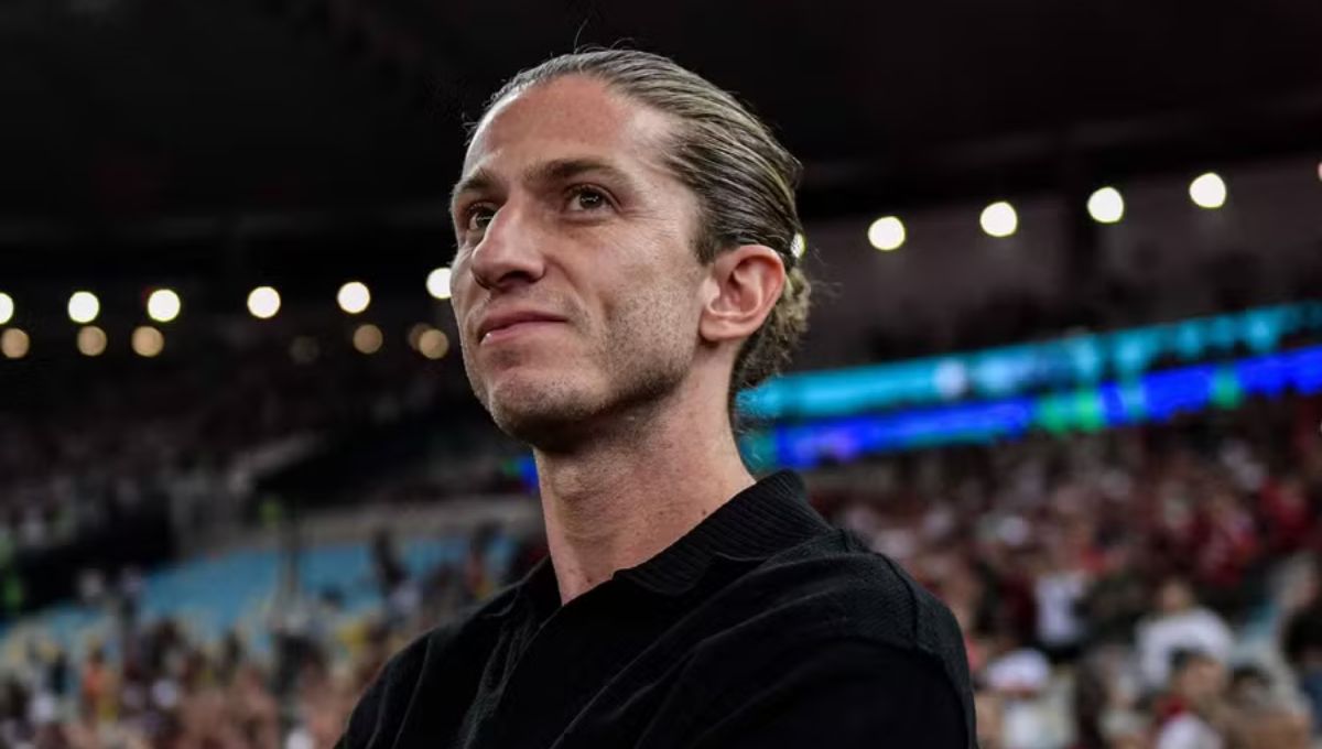 Isola! Filipe Luís faz gesto contra “mau-olhado” em coletiva e viraliza nas redes; veja vídeo