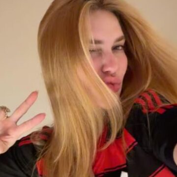 Virginia comemora vitória do Flamengo com camisa que ganhou da mãe de Vini Jr.