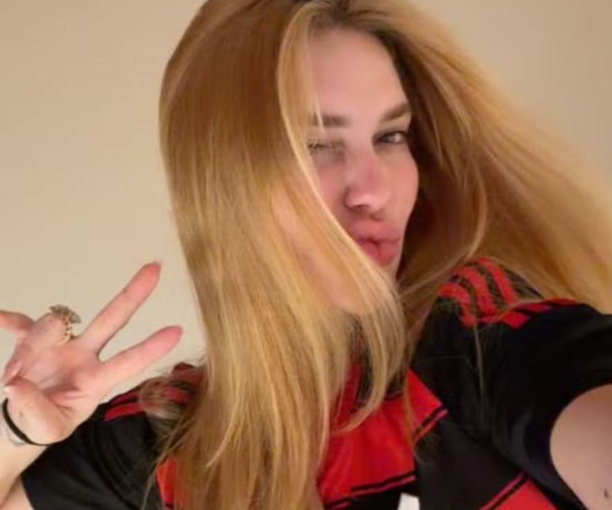 Virginia comemora vitória do Flamengo com camisa que ganhou da mãe de Vini Jr.