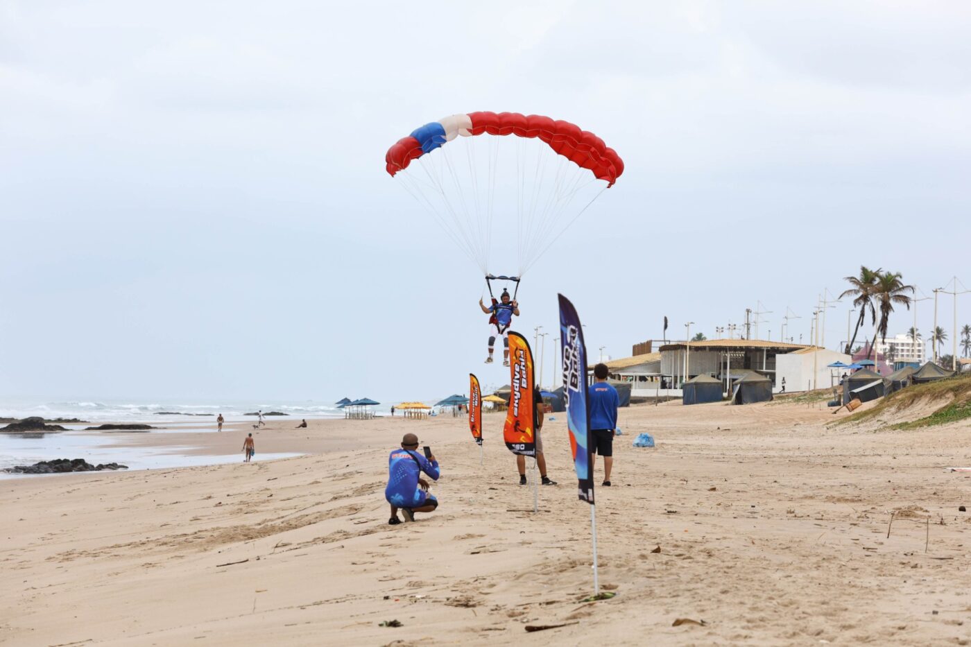 Novidade na orla de Salvador: saltos de paraquedas com pouso em Patamares são iniciados