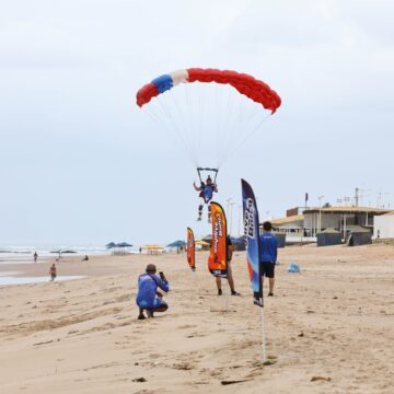 Novidade na orla de Salvador: saltos de paraquedas com pouso em Patamares são iniciados