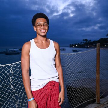 Gabriel Fontenelle relembra infância na Praia do Forte e destaca vínculo com o verão baiano