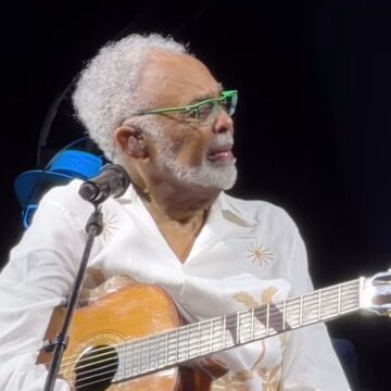 Gilberto Gil se emociona com homenagem de Geraldo Azevedo durante show no Recife; veja vídeo