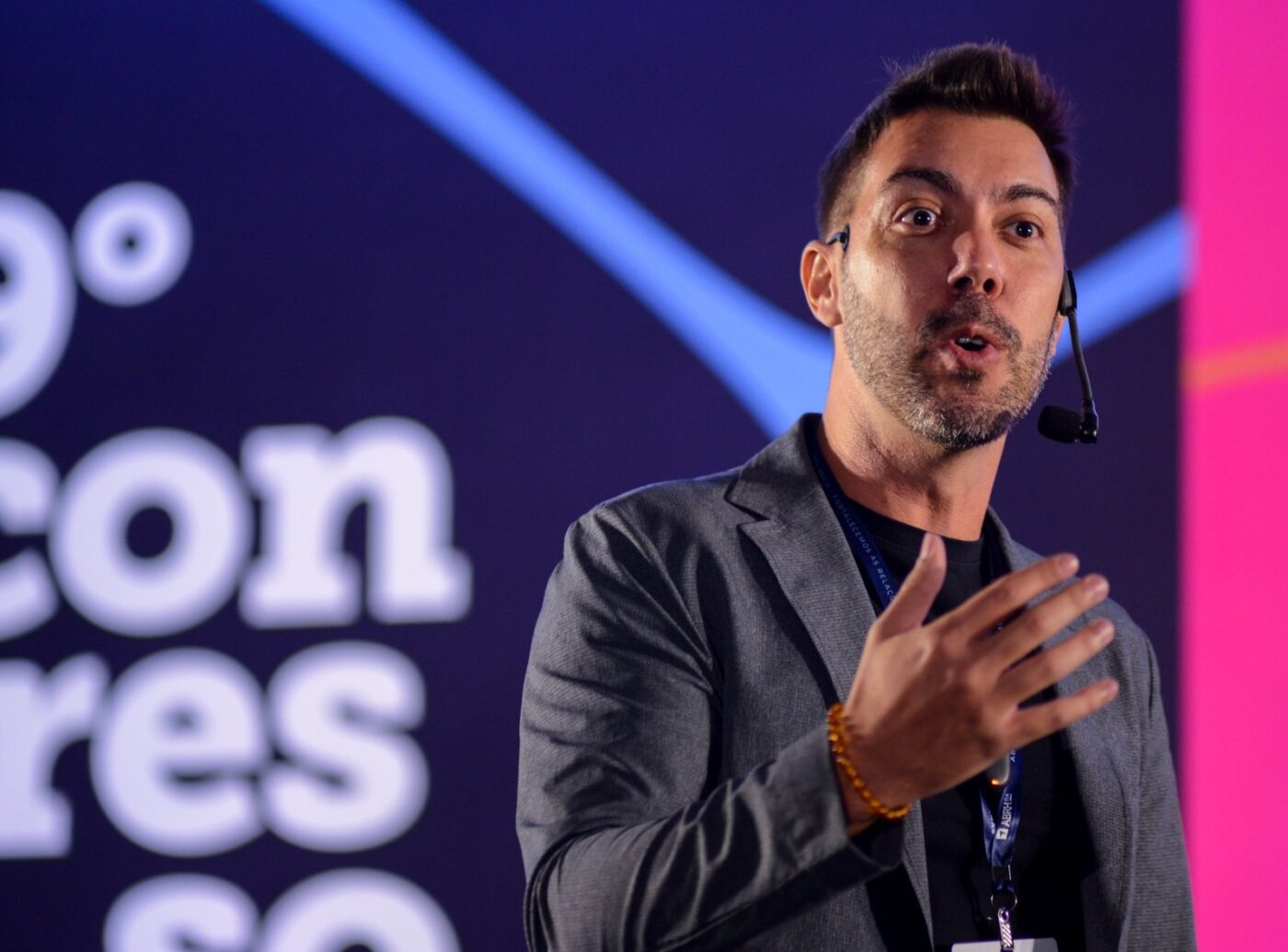 Tá cansado? Psicólogo baiano Lucas Freire lança livro sobre exaustão mental em Salvador