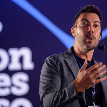 Tá cansado? Psicólogo baiano Lucas Freire lança livro sobre exaustão mental em Salvador