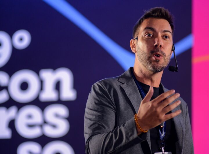 Tá cansado? Psicólogo baiano Lucas Freire lança livro sobre exaustão mental em Salvador