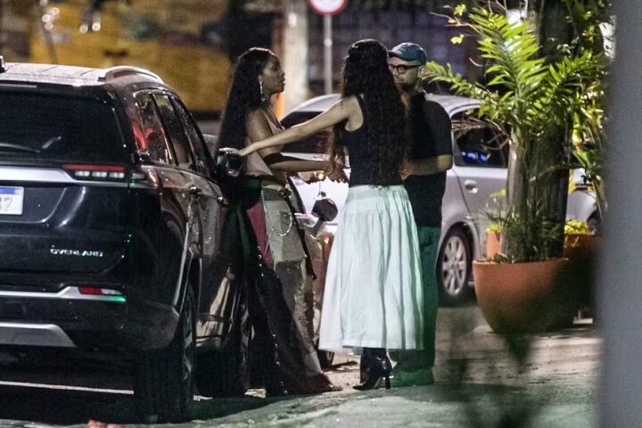 Solteira, IZA curte noitada com Marina Sena e Gominho