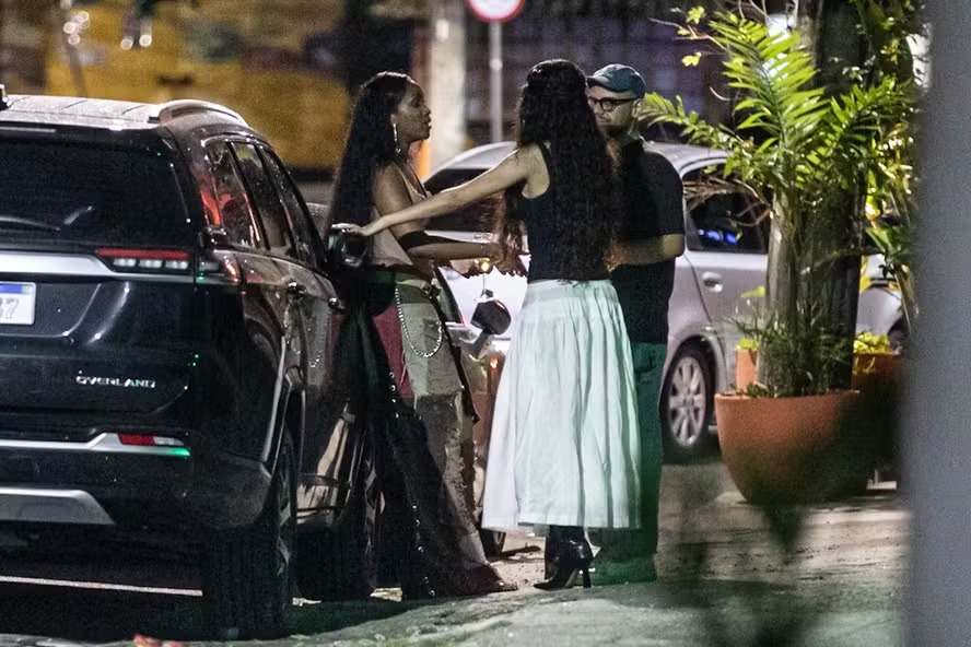 Solteira, IZA curte noitada com Marina Sena e Gominho