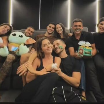 Jade Picon e André Lamoglia são vistos juntinhos em noite de cinema na casa da atriz