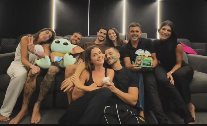 Jade Picon e André Lamoglia são vistos juntinhos em noite de cinema na casa da atriz