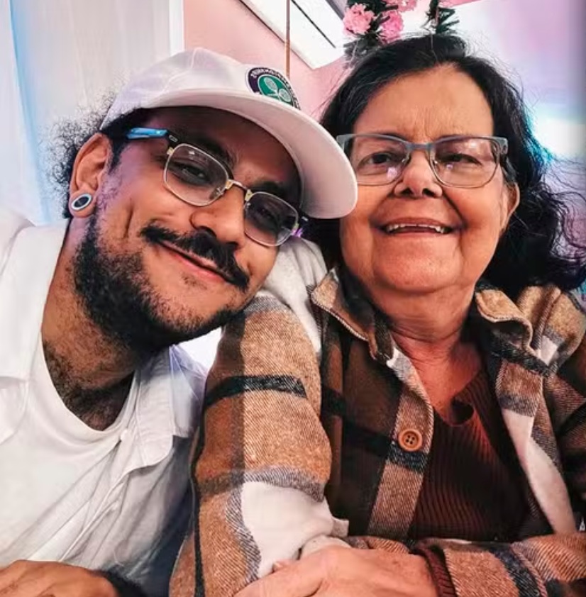 Ex-BBB João Luiz Pedrosa lamenta a morte da mãe: ‘Fica em paz’