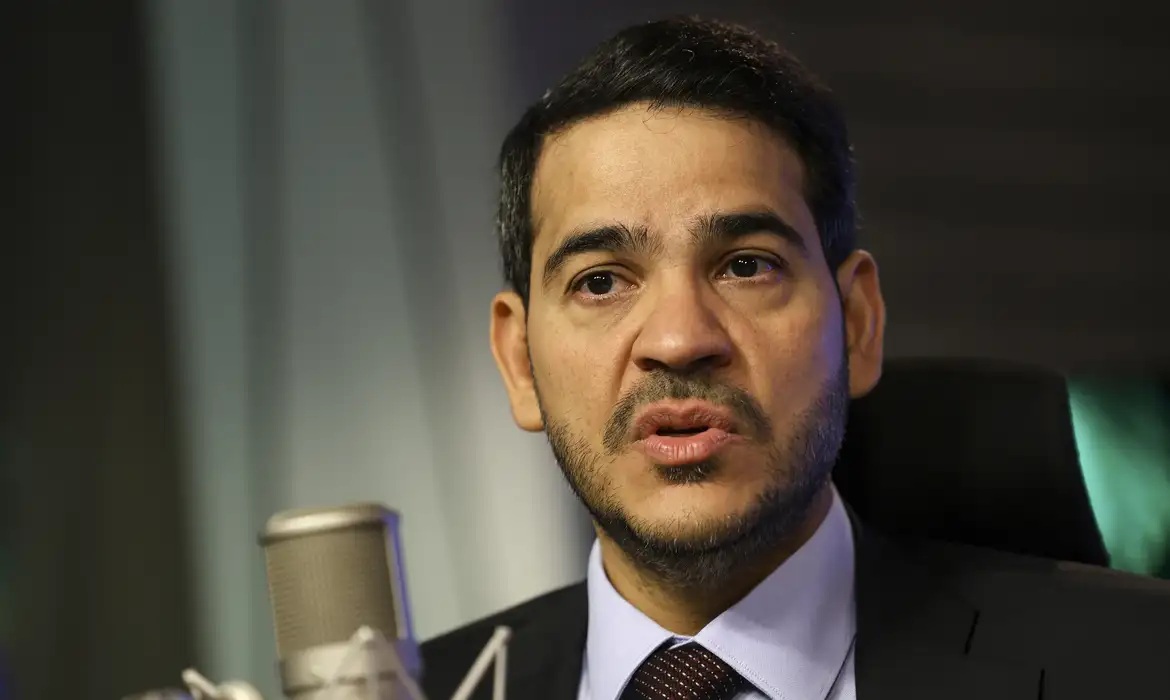 Lula escolhe advogado-geral da União, Jorge Messias, para vaga de Barroso no STF