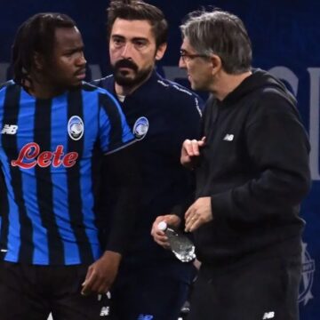 Técnico da Atalanta empurra jogador após substituição na Champions; veja vídeo