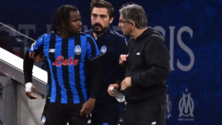 Técnico da Atalanta empurra jogador após substituição na Champions; veja vídeo