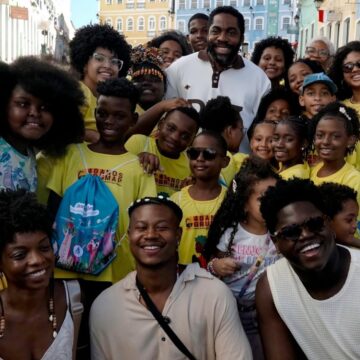 Lázaro Ramos lança livro no Pelourinho durante tour histórico com crianças de escolas públicas