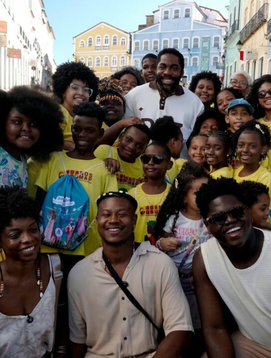 Lázaro Ramos lança livro no Pelourinho durante tour histórico com crianças de escolas públicas