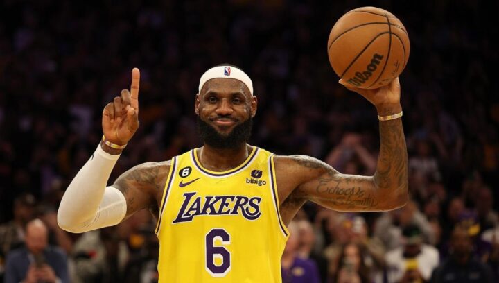 LeBron James volta a ser jogador mais bem pago da NBA; confira valores