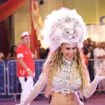 Lore Improta brilha como ‘leoa’ em mini desfile da Viradouro; veja fotos