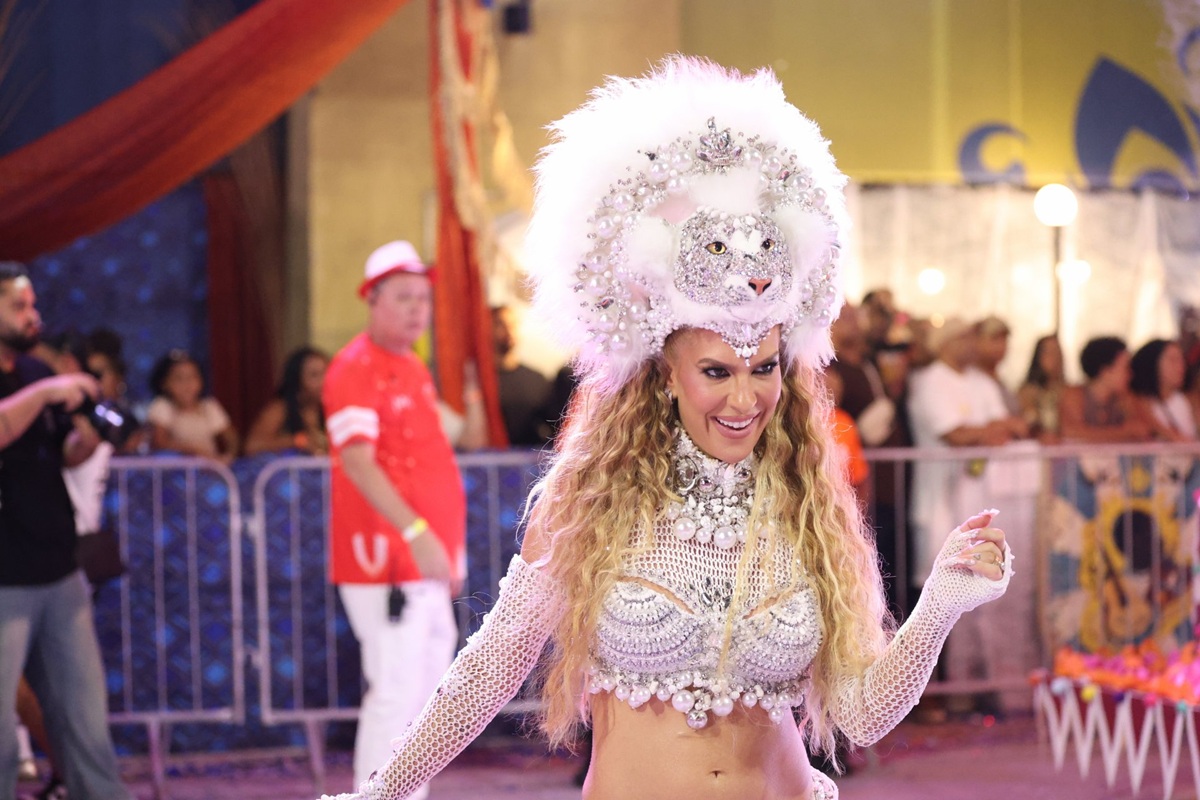 Lore Improta brilha como ‘leoa’ em mini desfile da Viradouro; veja fotos