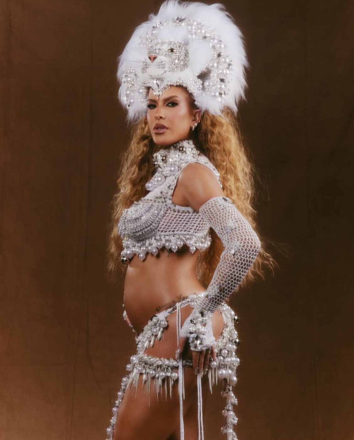 Grávida, Lore Improta ‘encarna’ leoa em minidesfile da Cidade do Samba