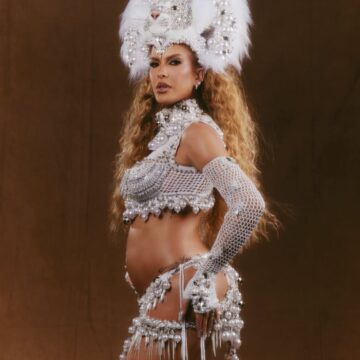 Grávida, Lore Improta ‘encarna’ leoa em minidesfile da Cidade do Samba