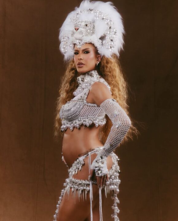 Grávida, Lore Improta ‘encarna’ leoa em minidesfile da Cidade do Samba