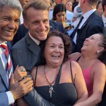 Macron é tietado por mulheres no Pelourinho e vídeo vira sucesso internacional; assista